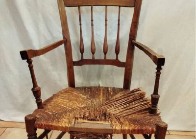 Réparation de meuble, paillage abîmé chaise bois ancienne