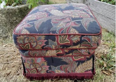 Réparation de meuble, tapisserie pouf tissu