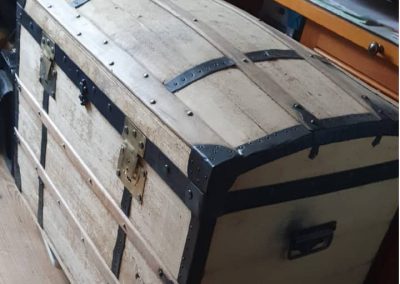 Réparation de meuble, restauration malle bois ancienne