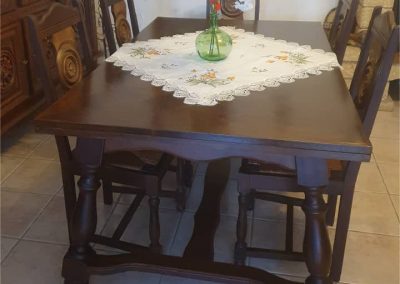 Réparation de meuble, restauration table et chaise bois sombre